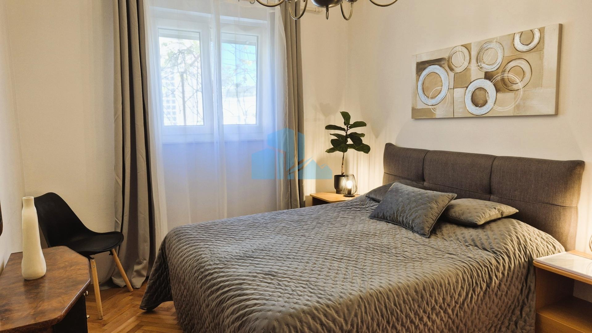 Podstrana, Dvosoban stan sa vrtom i parkingom, pogled na more