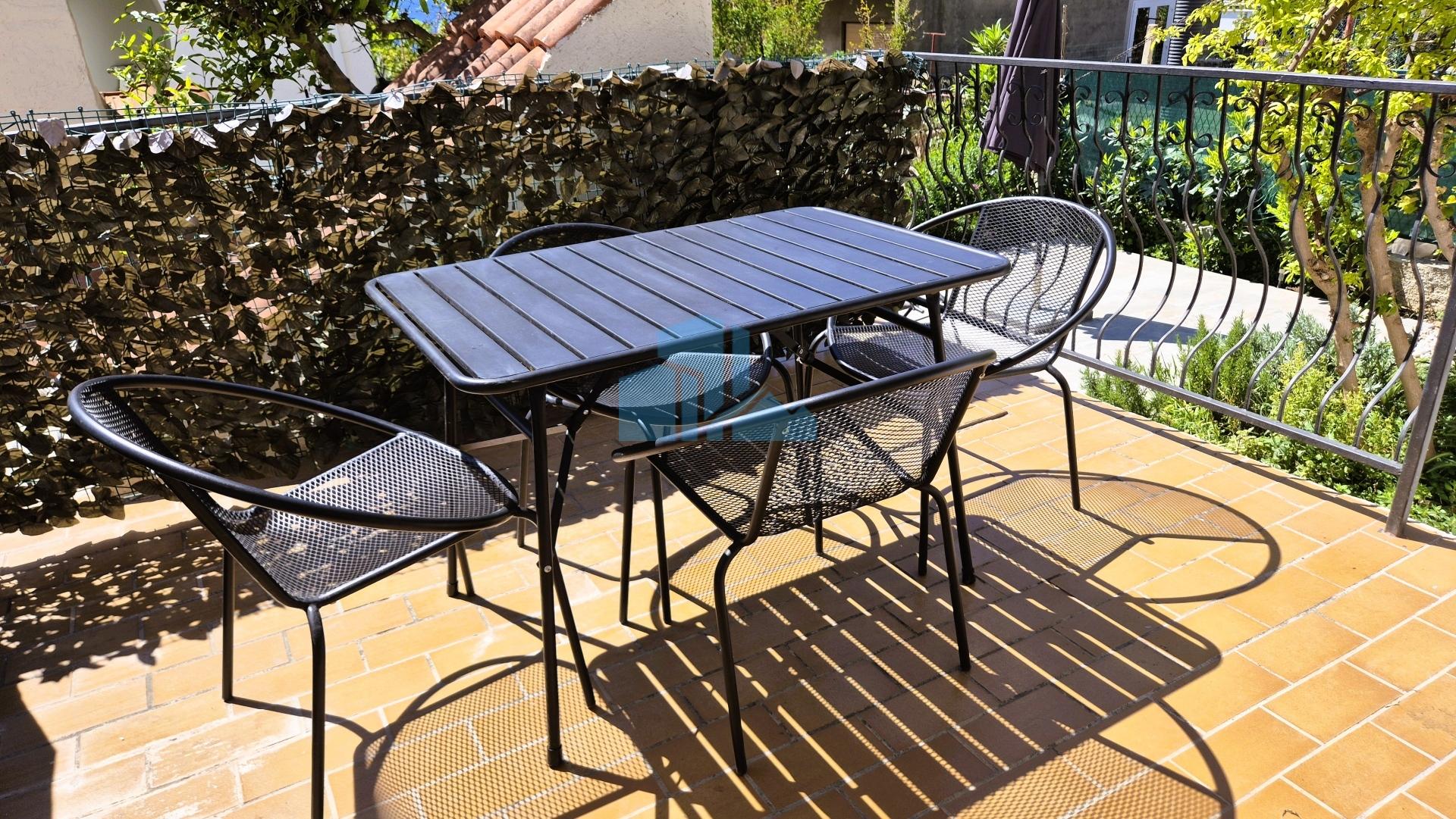 Podstrana, Dvosoban stan sa vrtom i parkingom, pogled na more