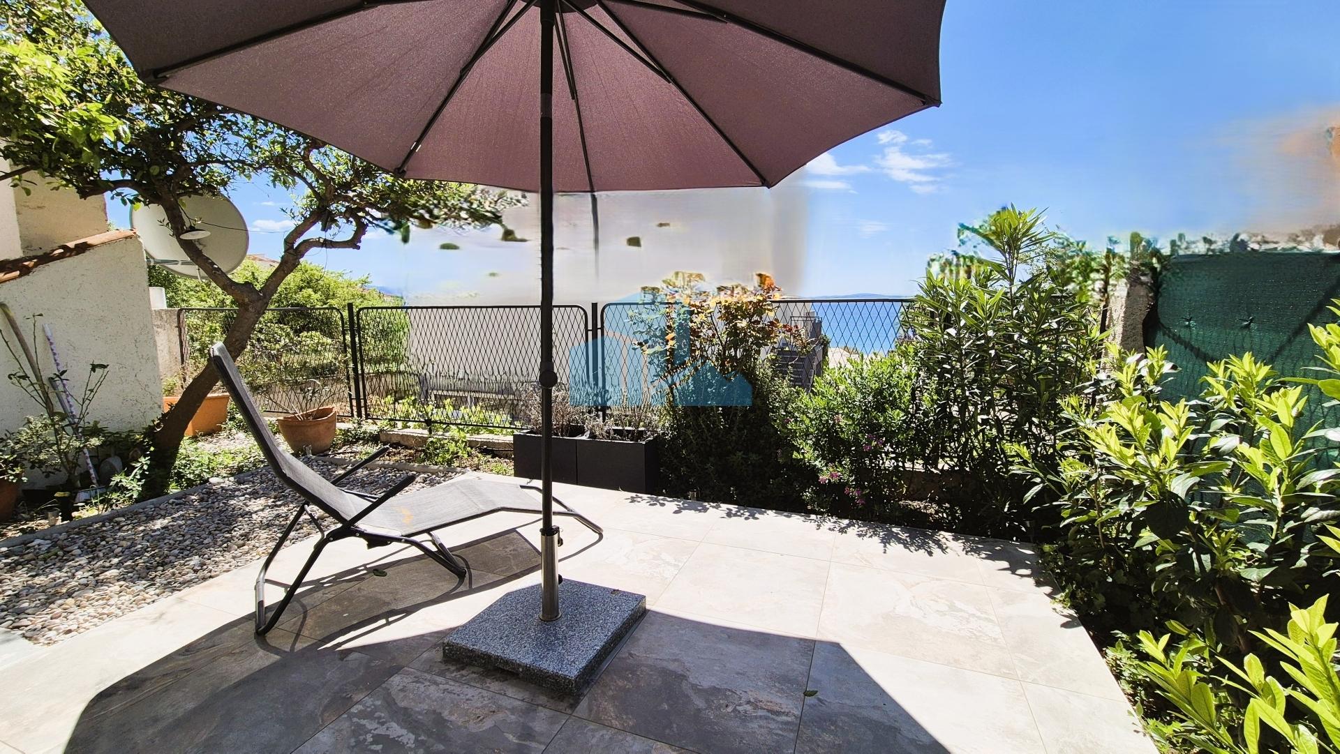 Podstrana, Dvosoban stan sa vrtom i parkingom, pogled na more