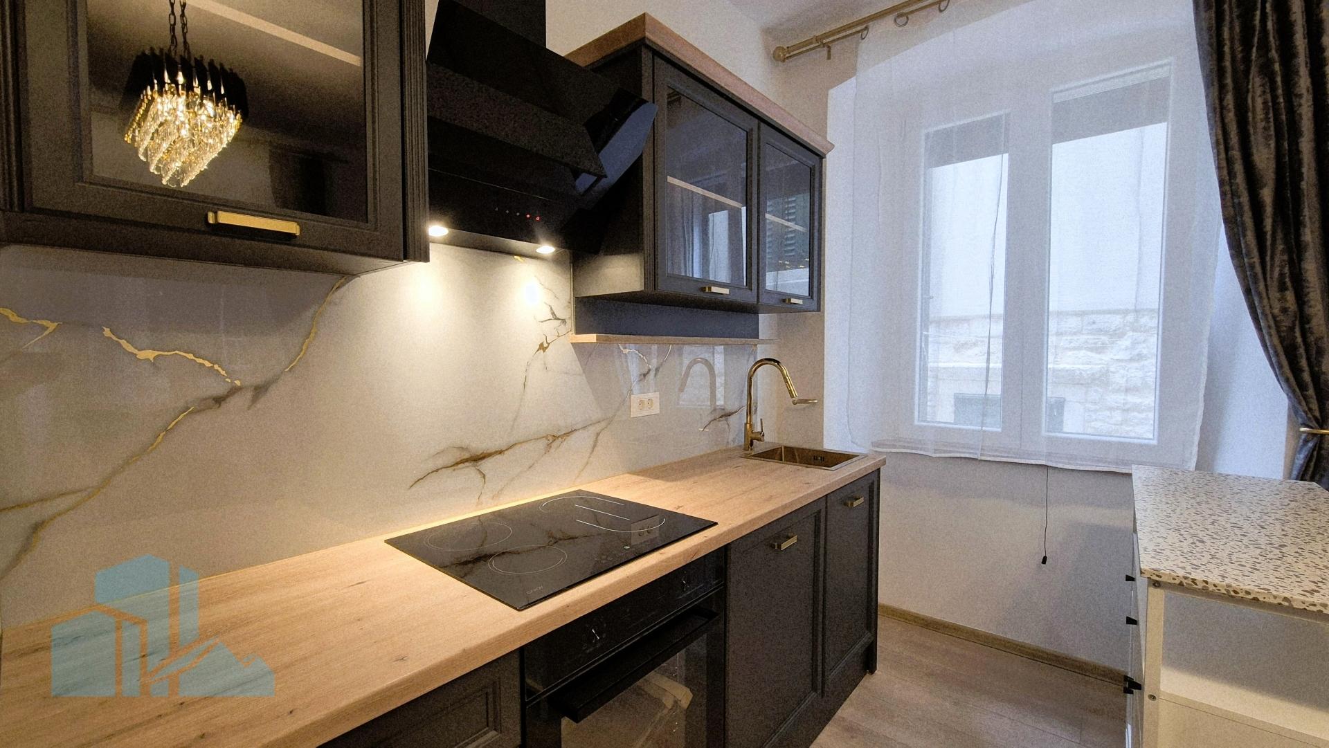 Stan u staroj jezgri – kompletno adaptiran 2026 - useljiv, top lokacija blizu Poljane