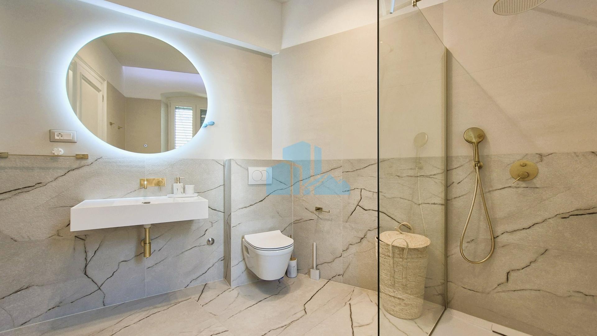 Šibenik – Grad - Jedinstveni renoviran i opremljen stan 75 m² u centru Šibenika