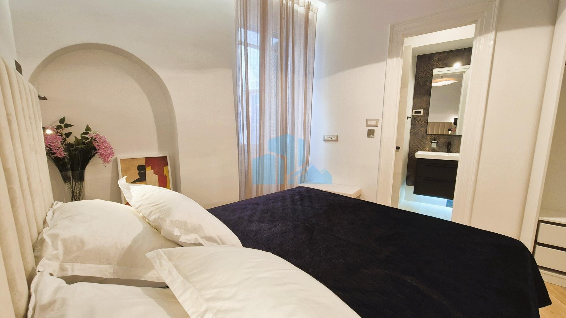 Šibenik – Grad - Jedinstveni renoviran i opremljen stan 75 m² u centru Šibenika